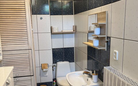Willa Teresa: Parete, Idraulico Fixture, Pavimentazione, Bagno, Interior Design, Lavandino Del Bagno, Lavello, Pavimento, Idraulico, Piastrella