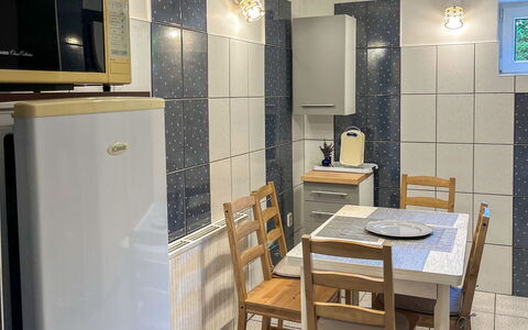 Willa Teresa: Pavimentazione, Interior Design, Legna, Pavimento, Apparecchio Major, Illuminazione, Camera, Mobilia, Soffitto, Cucina