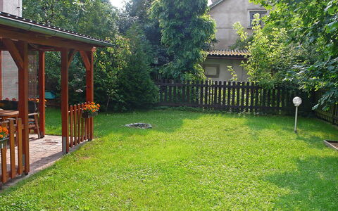 Hodkovičky: Proprietà, Cortile, Backyard, Erba, Prato, Casa, Giardino, Albero, Casa, Lotto