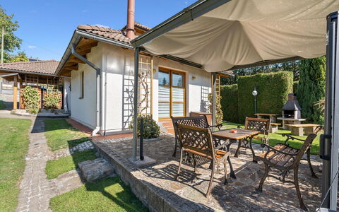 Petříkov: Tetto, Casa, Architettura, Casa, Villetta, Shade, Tenda, Portico, Giardino, Struttura Esterna