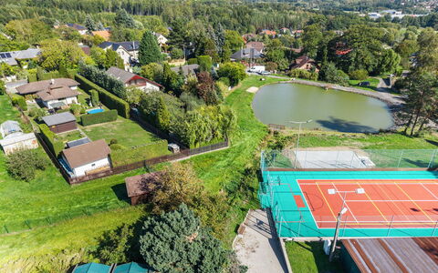 Petříkov: Albero, Visione Globale, Campo Da Tennis, Fotografia Aerea, Giardino, Parco, Landscaping, Piscina