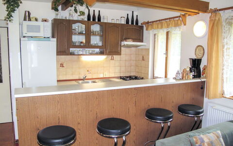 Petříkov: Cabinetry, Mobilia, Controsoffitto, Proprietà, Costruzione, Elettrodomestico Da Cucina, Cucina, Tavolo, Legna, Lavello