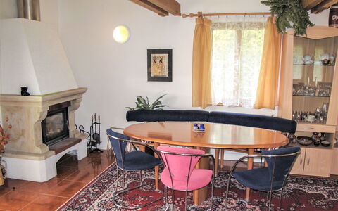 Petříkov: Tavolo, Proprietà, Mobilia, Costruzione, Legna, Pianta, Soggiorno, Illuminazione, Interior Design, Tenda