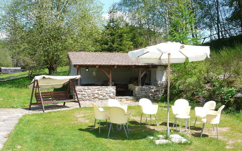 Benešov Nad Černou: Proprietà, Cortile, Backyard, Tavolo, Immobiliare, Casa, Albero, Mobilia, Giardino, Erba