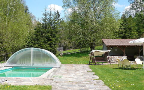Benešov Nad Černou: Proprietà, Albero, Immobiliare, Casa, Erba, Tempo Libero, Piscina, Cortile, Costruzione, Paesaggio
