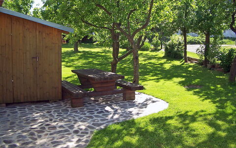 Chrastov: Cortile, Backyard, Proprietà, Erba, Verde, Giardino, Albero, Prato, Casa, Landscaping