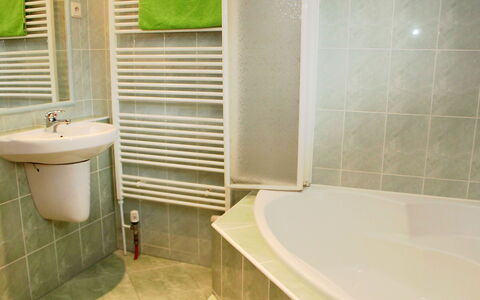 Chrastov: Bagno, Piastrella, Proprietà, Camera, Verde, Parete, Pavimento, Vasca Da Bagno, Idraulico Fixture, Bagno Accessorio