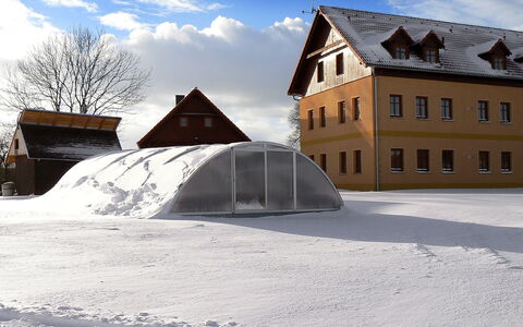 Ceska Kamenice 110: Nube, Cielo, Costruzione, Finestra, Neve, Tenda, Pendenza, Casa, Albero, Mondo