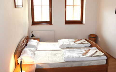 Ceska Kamenice 110: Camera Da Letto, Letto, Camera, Mobilia, Telaio Del Letto, Proprietà, Lenzuolo, Pavimento, Materasso, Latifoglie
