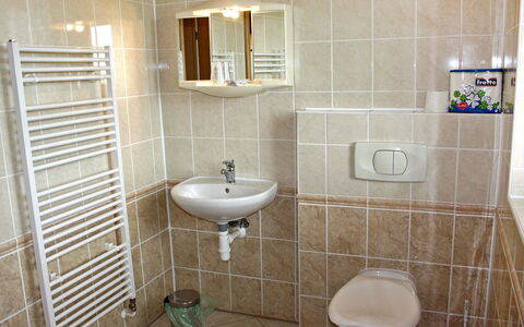Ceska Kamenice 110: Bagno, Piastrella, Camera, Proprietà, Idraulico Fixture, Parete, Bagno Accessorio, Gabinetto, Pavimento, Architettura