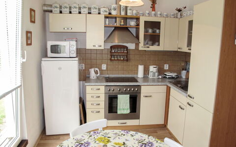Fojtka: Cabinetry, Controsoffitto, Proprietà, Lavello, Cucina, Cucina Stufa, Legna, Interior Design, Illuminazione, Elettrodomestico