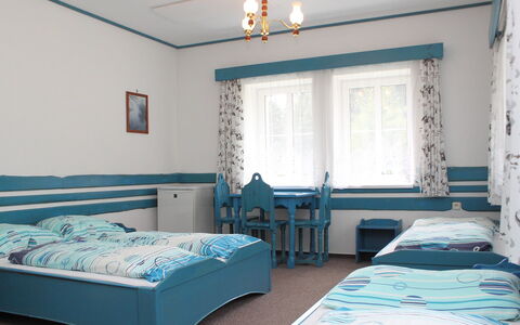 Karlovka: Camera Da Letto, Letto, Camera, Mobilia, Lenzuolo, Proprietà, Blu, Turchese, Telaio Del Letto, Interior Design