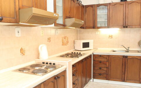 Karlovka: Controsoffitto, Proprietà, Camera, Cucina, Cabinetry, Mobilia, Lavello, Costruzione, Pavimento, Casa