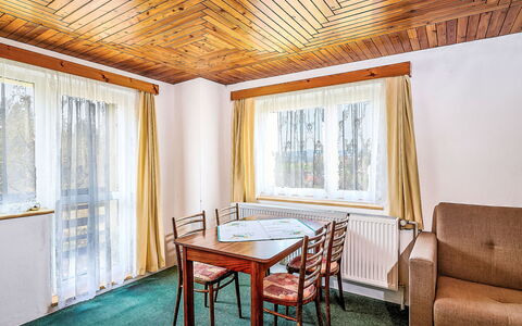 Jesenný: Legna, Interior Design, Soffitto, Camera, Pavimento, Latifoglie, Color Legno, Illuminazione Diurna, Hotel, Cornice