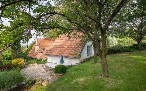 Horní Věstonice: Pianta, Costruzione, Albero, Casa, Paesaggio Naturale, Woody Impianto, Erba, Shade, Legna, Tinte E Ombre