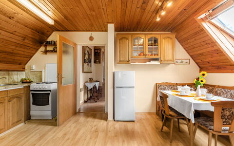 Horní Věstonice: Proprietà, Mobilia, Controsoffitto, Cabinetry, Tavolo, Cornice, Legna, Cucina, Illuminazione, Elettrodomestico Da Cucina