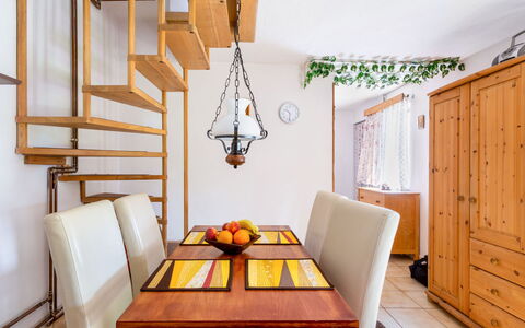 Lhotka Nad Bečvou: Tavolo, Mobilia, Costruzione, Legna, Comfort, Arancia, Tessile, Interior Design, Casa, Pavimentazione