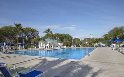Keys 120: Acqua, Cielo, Piscina, Albero, Mobili Da Esterno, Nube, Lettino, Shade, Arecales, Tempo Libero
