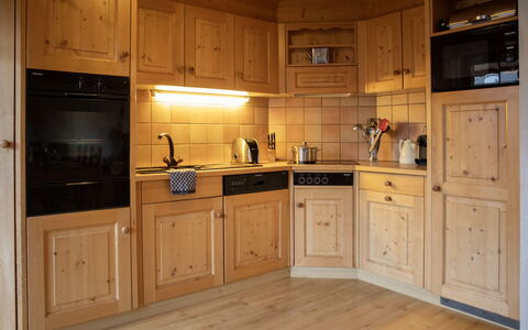 Daphné a 32: Marrone, Controsoffitto, Cabinetry, Proprietà, Lavandino Della Cucina, Cucina, Elettrodomestico Da Cucina, Legna, Elettrodomestico, Interior Design