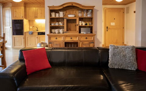 Daphné a 32: Mobilia, Proprietà, Divano, Legna, Cabinetry, Interior Design, Tavolo, Pavimentazione, Pavimento, Soggiorno