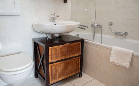 Daphné a 32: Idraulico Fixture, Proprietà, Lavello, Specchio, Rubinetto, Lavandino Del Bagno, Bagno, Interior Design, Pavimento, Pavimentazione