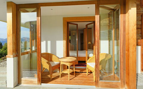 Khamariah: Proprietà, Costruzione, Mobilia, Porta, Legna, Sedia, Shade, Interior Design, Pavimento