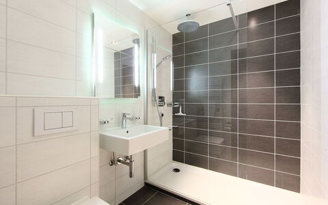 Villars 700: Bagno, Camera, Proprietà, Piastrella, Interior Design, Pavimento, Rubinetto, Architettura, Immobiliare, Proprietà Del Materiale