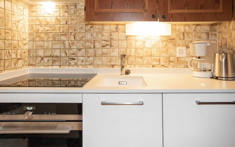 Villars 700: Marrone, Rubinetto, Lavello, Cabinetry, Controsoffitto, Idraulico Fixture, Proprietà, Mobilia, Lavandino Della Cucina, Cucina