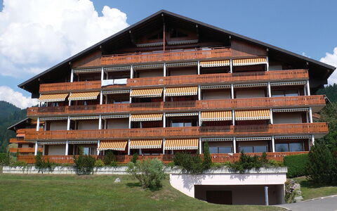Villars 750: Pianta, Cielo, Nube, Costruzione, Finestra, Casa, Lotto, Albero, Urban Design, Legna