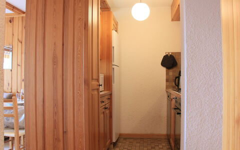 Villars 750: Proprietà, Porta, Costruzione, Legna, Interior Design, Architettura, Casa, Pavimentazione, Pavimento