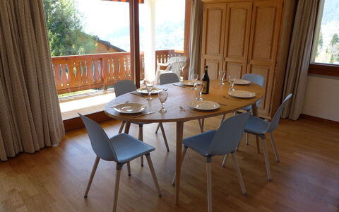 Villars 755: Camera, Mobilia, Proprietà, Pavimento, Latifoglie, Tavolo, Costruzione, Pavimento In Legno, Interior Design, Casa