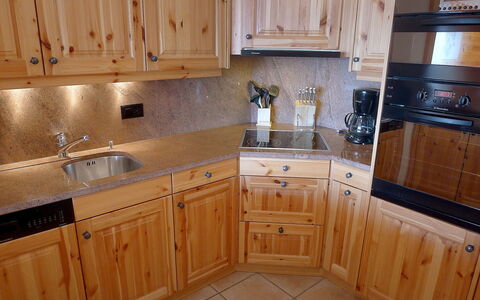 Villars 764: Cabinetry, Controsoffitto, Cucina, Camera, Proprietà, Mobilia, Color Legno, Pavimento, Lavello, Legna