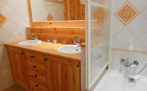 Villars 764: Bagno, Camera, Proprietà, Mobilia, Rubinetto, Lavello, Mobiletto Del Bagno, Parete, Piastrella, Bagno Accessorio