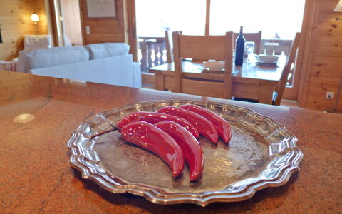 Villars 764: Cibo, Tavolo, Mobilia, Tavola, Ingrediente, Divano, Dishware, Legna, Cucina