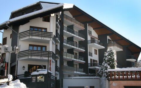 Villars 765: Cielo, Costruzione, Proprietà, Neve, Finestra, Urban Design, Congelamento, Condominio, Zona Residenziale, Facciata