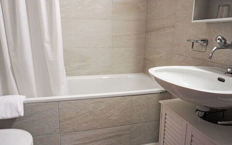 Villars 765: Bagno, Pavimentazione, Idraulico Fixture, Pavimento, Parete, Interior Design, Lavandino Del Bagno, Lavello, Idraulico, Rubinetto