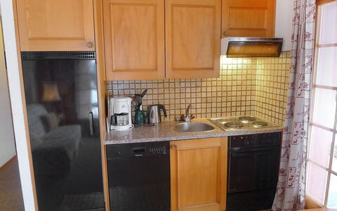 Le Brévent 4: Controsoffitto, Cabinetry, Camera, Proprietà, Cucina, Mobilia, Piastrella, Credenza, Casa, Color Legno