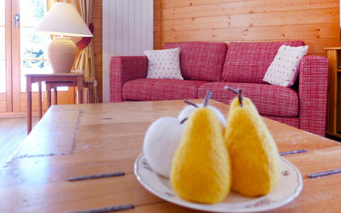 Villars 787: Cibo, Tavolo, Mobilia, Tavola, Comfort, Ingrediente, Illuminazione, Interior Design, Legna, Piatto