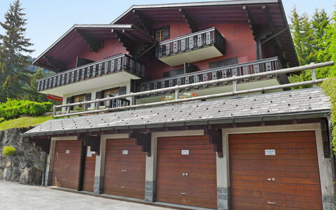 Villars 850: Cielo, Proprietà, Porta, Finestra, Legna, Albero, Pianta, Costruzione, Villetta, Immobiliare