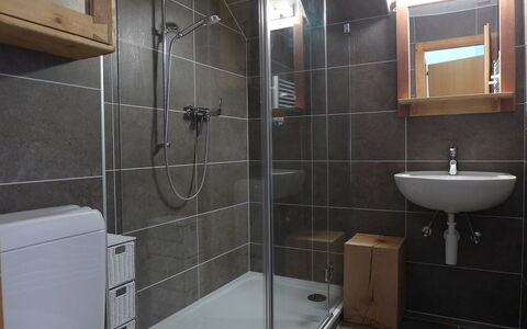 Villars 850: Bagno, Proprietà, Camera, Piastrella, Idraulico Fixture, Rubinetto, Doccia Porta, Porta, Architettura, Pavimento