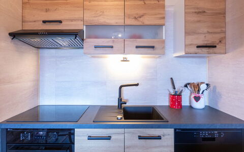 Villars Vacances 20: Cucina, Controsoffitto, Elettrodomestico Da Cucina, Cabinetry, Legna, Apparecchio Major, Pavimentazione, Interior Design, Elettrodomestico, Mobilia