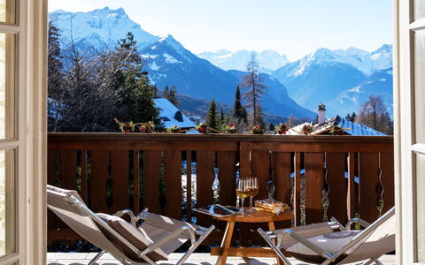 Villars 995: Cielo, Montagna, Proprietà, Mobilia, Natura, Tavolo, Azzurro, Finestra, Legna, Sedia