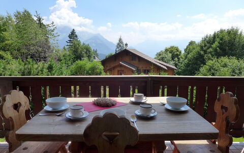 Villars 995: Tavolo, Proprietà, Mobilia, Tavolo Esterno, Tetto, Tempo Libero, Ristorante, Terrazza, Albero, Deck