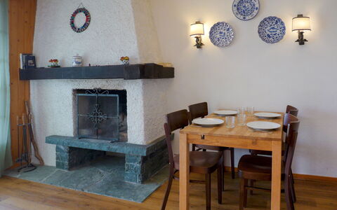 Villars 995: Tavolo, Proprietà, Blu, Legna, Interior Design, Soggiorno, Focolare, Orologio, Pavimento, Parete