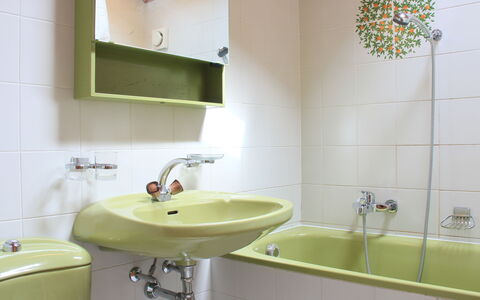 Le Geteillon 4: Rubinetto, Specchio, Idraulico Fixture, Lavandino Del Bagno, Lavello, Proprietà, Bagno, Viola, Interior Design, Architettura