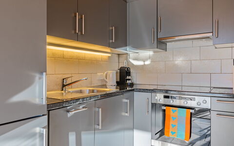 Le Bouveret 100: Controsoffitto, Cabinetry, Costruzione, Rubinetto, Mobilia, Cucina, Cucina Stufa, Elettrodomestico Da Cucina, Lavello, Elettrodomestico