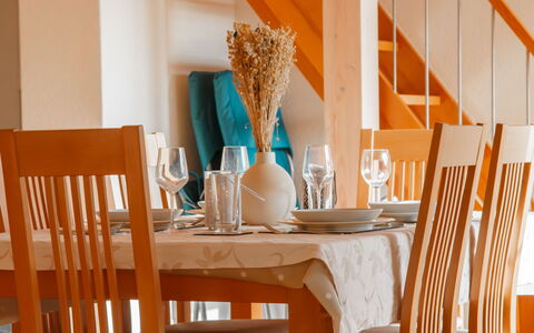 Le Bouveret 100: Mobilia, Legna, Interior Design, Pavimentazione, Sedia, Arancia, Marrone, Pavimento, Tavolo, Sala Da Pranzo