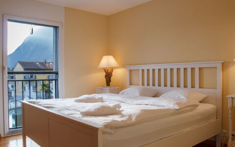 Le Bouveret 100: Letto, Mobilia, Camera Da Letto, Bedding, Interior Design, Lenzuolo, Legna, Pavimento, Pavimentazione, Camera