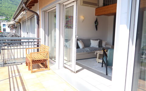 Le Bouveret 100: Proprietà, Costruzione, Portico, Legna, Interior Design, Porta, Shade, Pavimento, Casa, Villetta