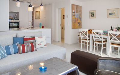 Bougainville C3 R 100.1: Mobilia, Interior Design, Pavimentazione, Pavimento, Divano, Parete, Camera, Soffitto, Soggiorno, Legna